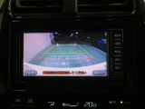 車両後方の映像を映すバックモニター。進路を確認しながら安全に車庫入れできます。