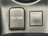 【アクセサリーソケット(電源ソケット)】電源からケーブルをつなげば、スマートフォンなどの電子機器の充電などを行うことができます!ゲーム機器や、カメラの充電にも便利ですね。