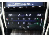 運転席と助手席、それぞれ温度調節ができ、オールシーズン快適なオートエアコンとなっております!