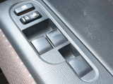 【電動格納ミラー】サイドミラーは電動格納式となっており、狭い駐車場でもキズがつくリスクを抑えられます。