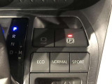 【電動パーキング】ボタンひとつでパーキングON。女性の方や運転に慣れていない方にも安心.【ブレーキホールド】信号待ちや渋滞時にブレーキを踏み続けなくてOK。