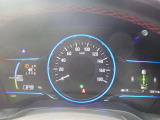 視認性の良いメーターで、運転中も情報がひと目で確認できて安心。見やすさにこだわったデザインで、毎日のドライブがもっと快適に