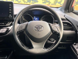 インテリアに合わせたデザインのステアリングは、運転される方のことも考え、運転しやすい形状、大きさです。是非一度、実際に触ってお確かめください。