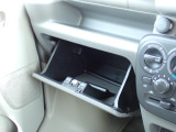 収納たっぷりグローブボックス。