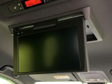 【フリップダウンモニター】大画面モニターで後席でもエンタメをお楽しみいただけます。小さなお子様にも大人気の装備です♪
