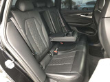 後席も使用感はさほど感じず、運転席・助手席同様に清潔感があります。後席シートもしっかりと作り込まれていますので、座り心地も悪くありません。是非、実車にてご確認下さい。