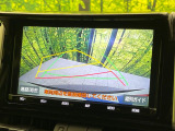 【バックカメラ】駐車時に後方がリアルタイム映像で確認できます。大型商業施設や立体駐車場での駐車時や、夜間のバック時に大活躍!運転スキルに関わらず、今や必須となった装備のひとつです!