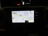 社外品のSDメモリーナビを装備しています。行き先を入力したら目的地まで音声案内してくれます。