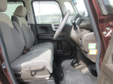 運転席、助手席ともに広々しています。また足元の広さだけでは無く、シートも大きめにしていますので体をしっかりと支え、長時間運転でも疲れが出にくい設計にしています。