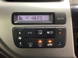 セレクトレバーの左側にオートエアコンがついてますので、お好みの温度をセットするだけで風の強さや風量を自動で調整します。スイッチも簡単操作で快適に過ごせます。