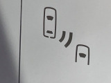 【ブラインドスポットモニター】走行中、ドアミラーの死角になりやすい箇所に後続車が接近するとサイドミラーのレンズに警告を表示!ドライバーに注意喚起をしてくれます。