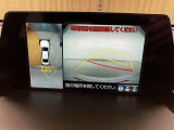 車両を真上から見た様な視点のパノラミックビューモニターを搭載しています。後方の死角だけでなく左右や前方の障害物の発見も容易になります。車載カメラの視点切替スイッチで様々な視野表示切替も可能です。