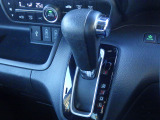 インパネシフトだから視線の移動も少なく足元もスッキリ♪運転席もゆったりしているのでゆとりを持ってドライブできますね!