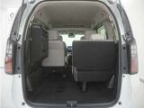 3列目シートは左右独立で収納することができます。5人乗車状態でより多くの荷物を積むことができます。