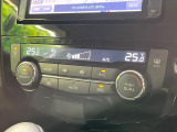 【オートエアコン】一度お好みの温度に設定すれば、車内の温度を検知し風量や温度を自動で調整。暑い&hellip;寒い&hellip;と何度もスイッチ操作をする必要はありません。快適な車内空間には必須の機能ですね♪