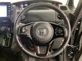 ハンドルにHondaセンシング系のクルーズコントロールやレーンキープアシストなどのスイッチと、オーディオの操作スイッチが装備されています。ハンドルから手を離さず安全に操作できます。