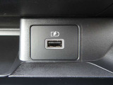 Type AのUSB電源ソケットが装着されております。移動中にスマホやタブレットの充電に便利です☆