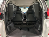 3列目シートを跳ね上げればラゲッジスペースを更に広く使えます。