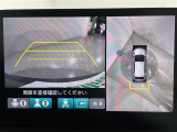 【マルチビューカメラシステム】まるでクルマを真上から見下ろしたかのような視点で駐車をサポートします!クルマの斜め後ろや真横など、前後左右の4つのカメラの映像が合成されて、モニターに映し出されます。