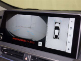 パノラミックビューモニターを装備。駐車場や交差点でクルマを真上から見るように周囲を確認できます。機能の詳細は販売店スタッフまでおたずねください。