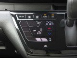 オートエアコンですので、車内を快適な空間に出来ます♪   操作はタッチパネル式ですので爪の長い方でも安心して操作して頂けます!