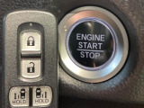 【Hondaスマートキー】カバンやポケットに入れたままでもドアの施錠・解錠が可能なスマートキーを装備。エンジンのオン・オフ時もカギを取り出す必要が無いからとっても便利です♪