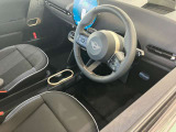 MINIの内装はとにかく『円』に拘ったデザインコンセプトが一目で伝わってきます。これほど円形に拘った車は他に御座いません。伝統のデザイン、トグルスイッチなど遊び心のある内装で御座います。
