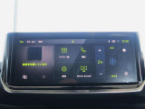 10インチタッチスクリーン。Apple CarPlay/AndroidAuto対応。