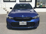 【BMWの伝統-1】BMWの特徴的な&ldquo;キドニーグリル&rdquo;は、80年以上続く伝統の形でございます。変わらないこだわりのデザインが、プレミアムブランド&ldquo;BMW&rdquo;を創り出します。