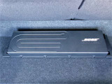静粛性の高いEVの特性を活かした、BOSEの7スピーカーシステム。アコースティック・ウェイブガイド技術を採用したウーファーにより、コンパクトながら豊かで広がりのある音楽が車室内空間に響きます。