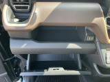 助手席インパネトレイは大きくて小物を置いても走行中に物が落ちてこないので使い勝手が良いです♪USBとHDMIソケット付きです♪