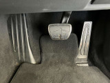 【ペダル】BMWはオルガン式アクセルペダルを採用しています。踏み込む足とペダルが同じ軌跡を描くため、かかとがずれにくく、アクセルコントロールがよりしやすくなるメリットがあります。