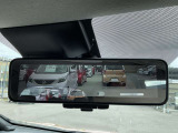 インテリジェントルームミラーは、車両後方のカメラ映像をミラー面に映し出すので、同乗者や積み荷などの車内状況や、天候などに影響されずいつでもクリアな後方視界が得られます。