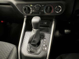 扱いやすいマニュアルエアコン!シフトレバーはショートストロークで小気味良く操作できます!シーケンシャルシフトマチックでマニュアル感覚での走行も可能!