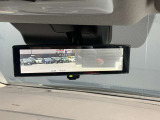 車両後方のカメラ映像をミラー面に投影します。社内の状況や天候に左右されずいつでもクリアな後方視界が得られます。