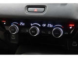 運転席と助手席の温度設定の変更が可能な左右独立タイプのデュアルエアコンです♪♪♪暑がりな人・寒がりな人も誰もが車内を快適にお過ごしいただけます♪♪♪