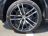 BMW純正22インチホイール。洗練されたデザインで、足元の個性を引き立てます。