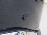 コーナーセンサーを車の前後に装備。障害物までの距離に応じて警告音を変えてお知らせ。縦列駐車時や駐車場・車庫などでの取り回しをサポートします。詳細は販売店スタッフまでおたずねください。