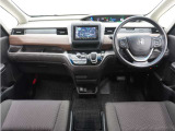 ◆視界広々で非常に運転しやすくロングドライブでも疲れを感じさせないすっきりとまとまったインパネ周りです。