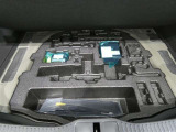 パンク修理剤とエアーポンプのセットです。スペアタイヤは装備していませんが空いたスペースを小物入れとして使用できます