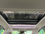 【サンルーフ】開放感たっぷりの希少装備、サンルーフが装着されています!車内に明かりを取り入れたり景色を楽しむ以外にも、車内の空気も簡単に換気できて快適です!