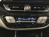 【オートエアコン】一度お好みの温度に設定すれば、車内の温度を検知し風量や温度を自動で調整してくれます。
