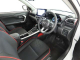 シンプルで使いやすいデザインの運転席です。