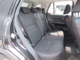 ◆後部座席◆後席も大人の方でもゆったり乗れるスペースを確保。足元も深くシートのクッションも柔らかくロングドライブの疲労を軽減してくれます。