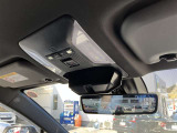 パノラミックビューモニター付きです。車両を上から見たような映像をディスプレイオーディオ画面に表示。運転席からの目視だけでは見にくい、車両周辺の状況をリアルタイムでしっかり確認できます。