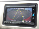 バックカメラで駐車も安心。死角を減らして、安全にサポート。初めての場所でもスムーズに、あなたの運転をもっと快適にしてくれます