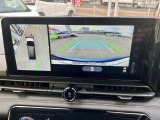 アラウンドビューモニターは車の全方位をカメラで映しだして障害物や人を確認、周りの状況を確認しながら安全に駐車できる便利な装備になります。