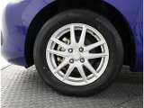 アルミホイール付!鉄ホイールと違って軽いので燃費にも影響してきます。ガソリンの高騰に少しは貢献します!足元がきまります。