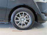 社外のアルミホイールになります。タイヤサイズは185/60R15です。