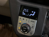 【オートエアコン】一度お好みの温度に設定すれば、車内の温度を検知し風量や温度を自動で調整。暑い&hellip;寒い&hellip;と何度もスイッチ操作をする必要はありません。快適な車内空間には必須の機能ですね♪